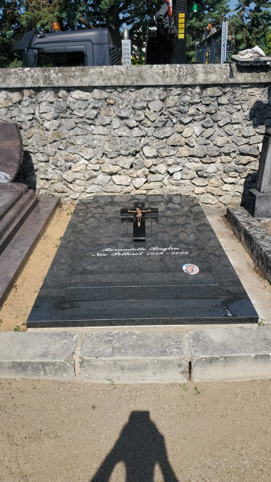 Monument sans stèle en Noir Afrique, cimetière dans l'Indre et Loire (37)